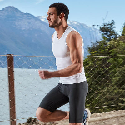 Uomo che corre indossando la canotta posturale Spring Revolution Maglia 56B