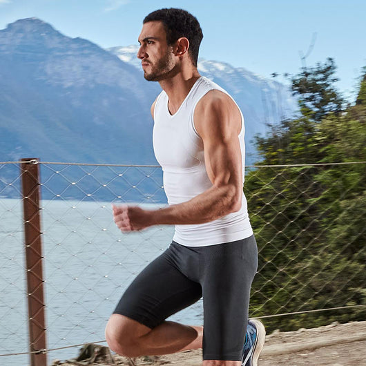 Uomo che corre indossando la canotta posturale Spring Revolution Maglia 56B