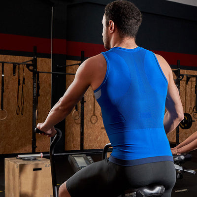Uomo in palestra con canotta posturale tecnica Spring Revolution Maglia 56