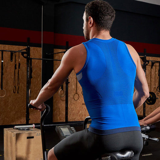 Uomo in palestra con canotta posturale tecnica Spring Revolution Maglia 56